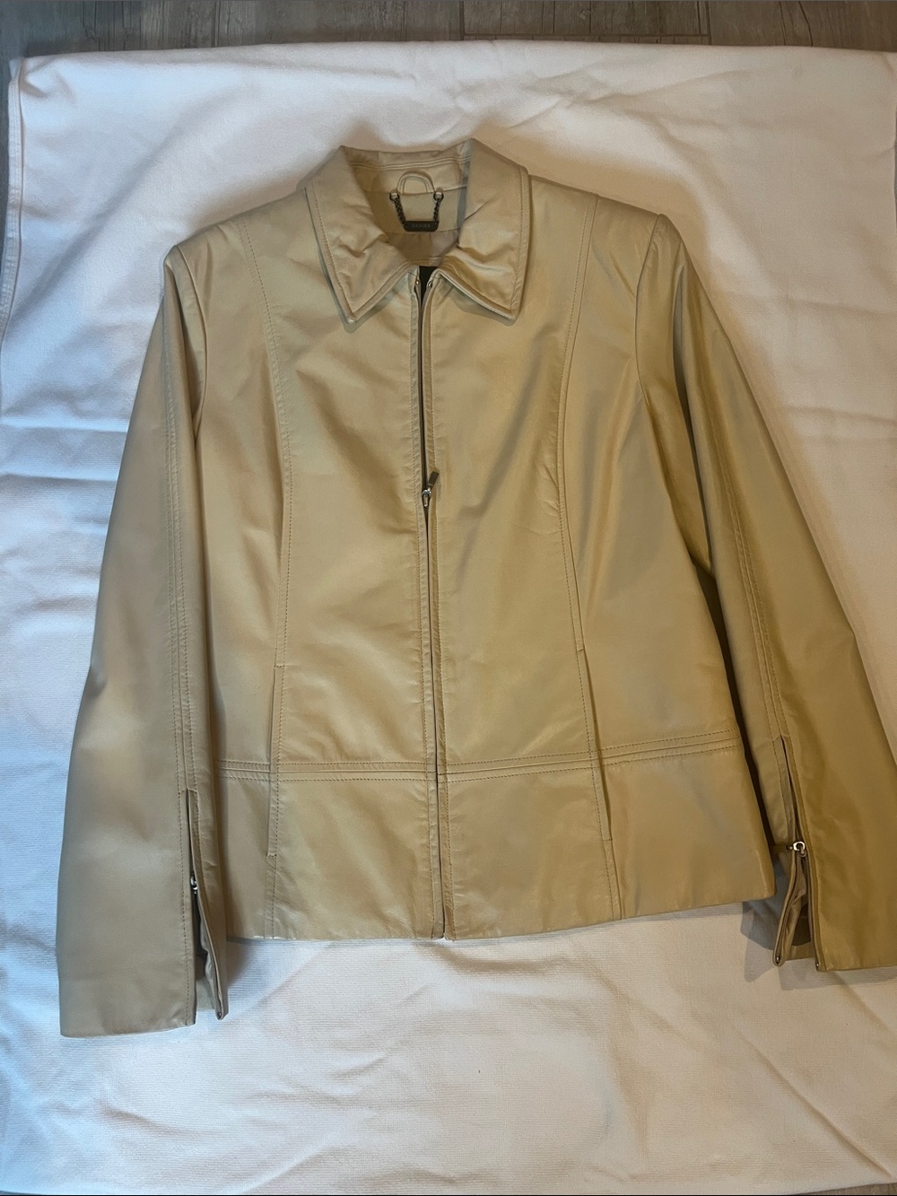 Danier Women's Light Beige Leather Zip Jacket
